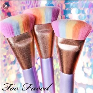 Too faced manic rainbow brush